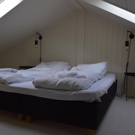 Nydelig Hytte Med Fantastisk Beliggenhet Ved Sjoen Vila Laupstad Exterior foto