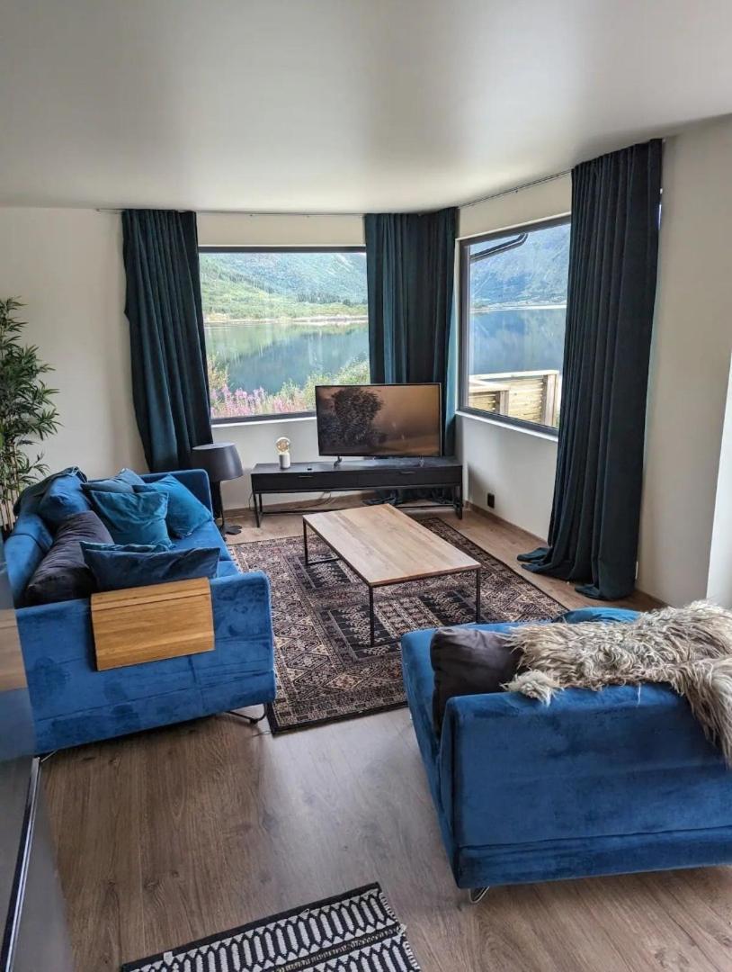 Nydelig Hytte Med Fantastisk Beliggenhet Ved Sjoen Vila Laupstad Exterior foto