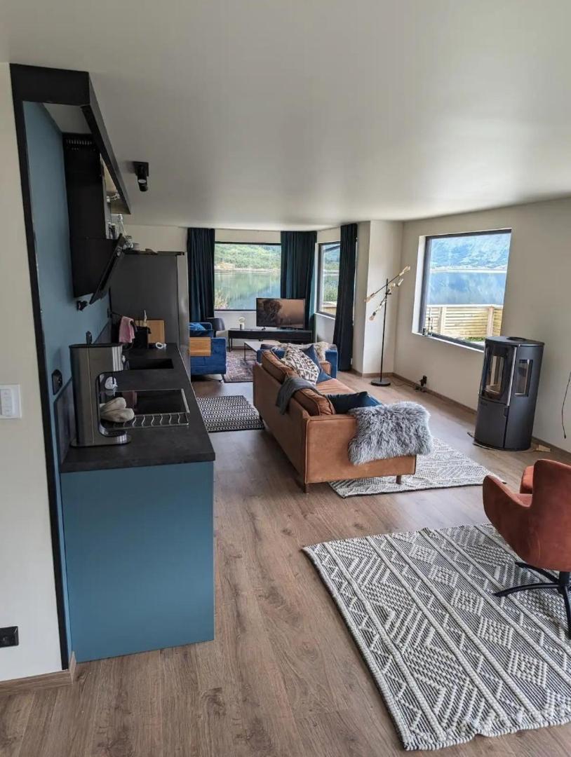 Nydelig Hytte Med Fantastisk Beliggenhet Ved Sjoen Vila Laupstad Exterior foto