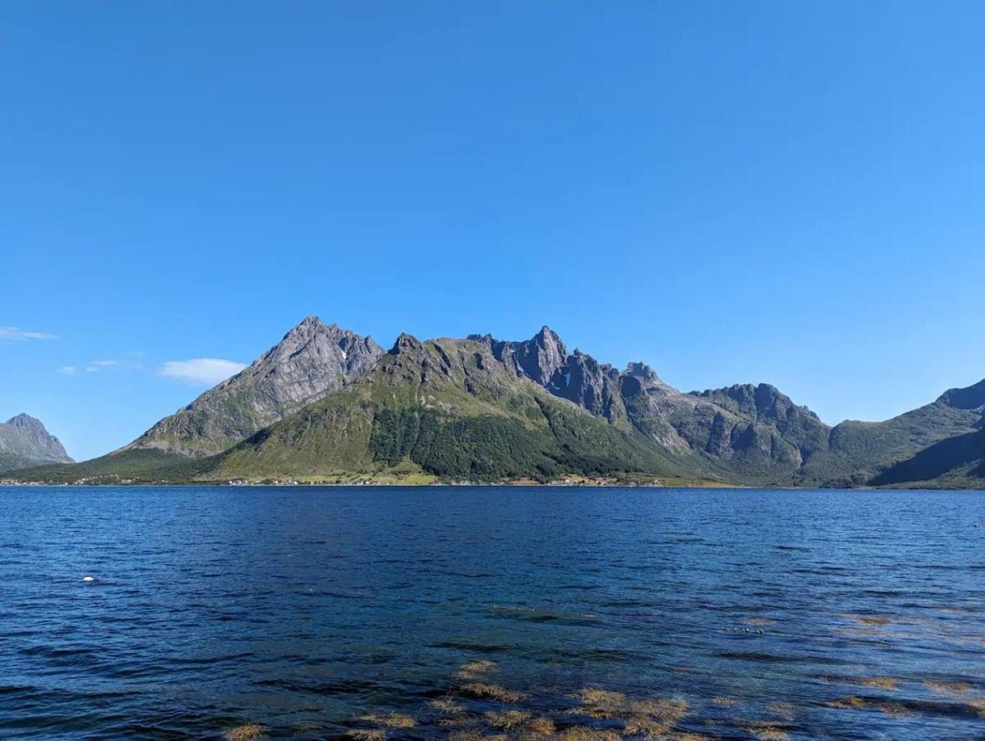 Nydelig Hytte Med Fantastisk Beliggenhet Ved Sjoen Vila Laupstad Exterior foto