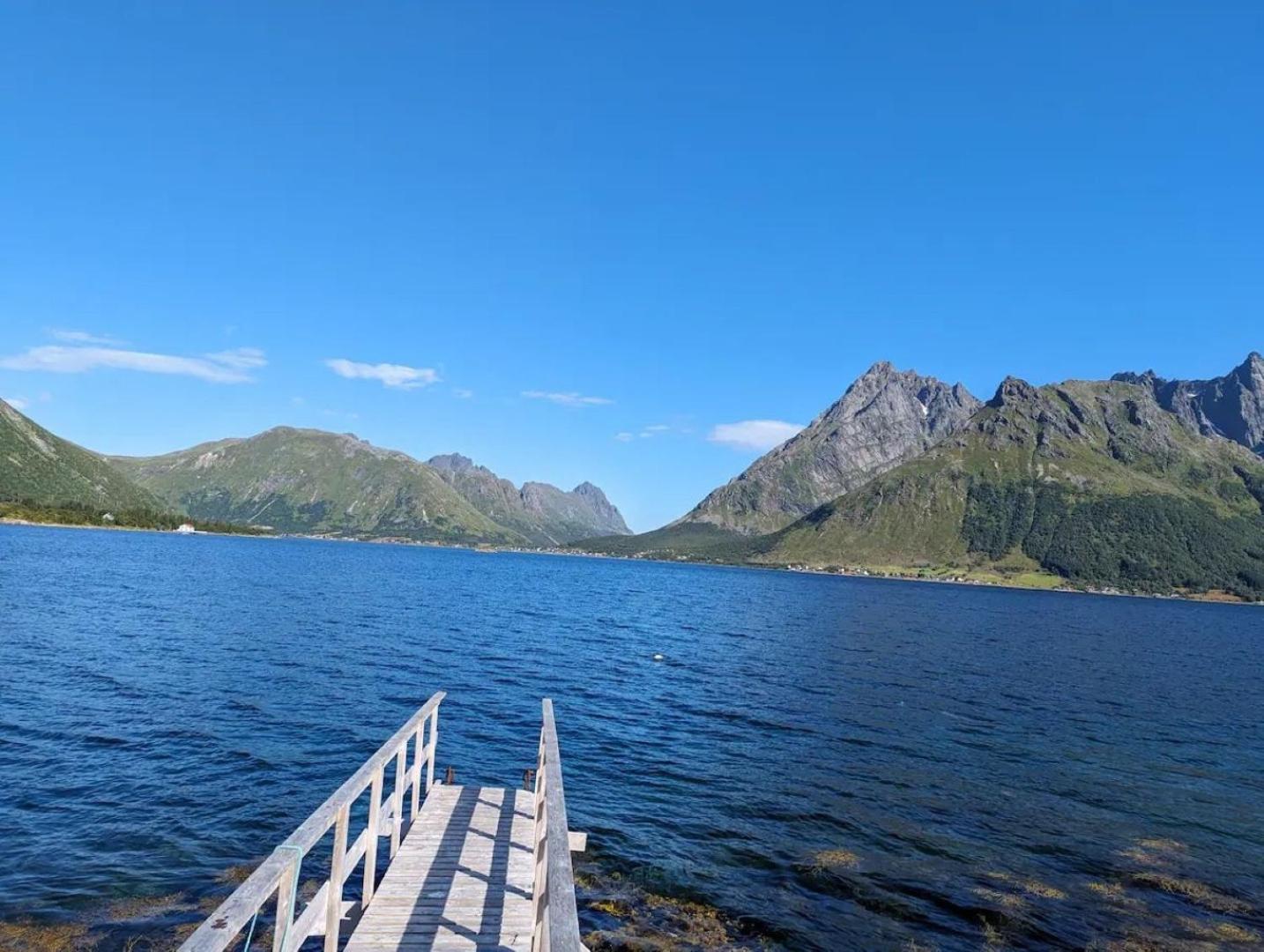 Nydelig Hytte Med Fantastisk Beliggenhet Ved Sjoen Vila Laupstad Exterior foto