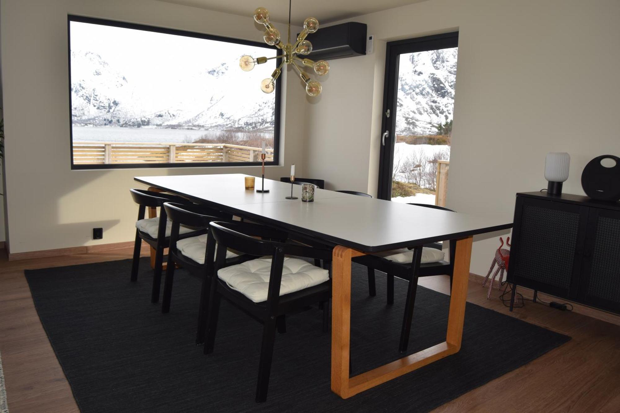 Nydelig Hytte Med Fantastisk Beliggenhet Ved Sjoen Vila Laupstad Exterior foto