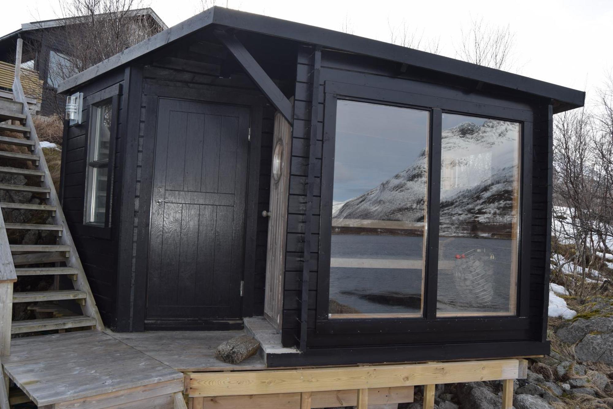 Nydelig Hytte Med Fantastisk Beliggenhet Ved Sjoen Vila Laupstad Exterior foto